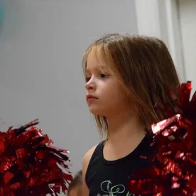 Niña bailando con un hermoso vestido en los festivales escolares.