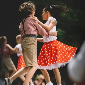 Niños bailando Danza Jazz con vestimenta adecuada para la actividad.