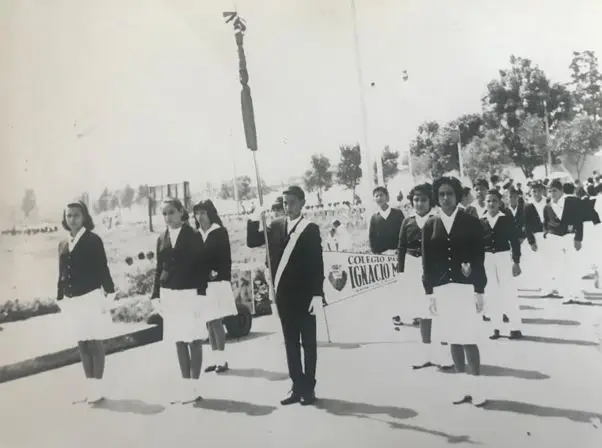 La escolta escolar del colegio realizando los Honores a la Bandera.